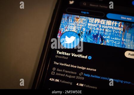 Vancouver, KANADA - Dez 9 2022 : Twitter Verifiziertes Konto auf Twitter-Website auf einem iPhone-Bildschirm. Stockfoto