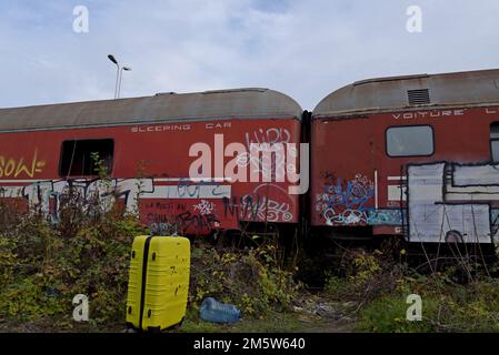 Redundandt und stillgelegte Eisenbahnschlafzugwagen, vandalisiert und mit Graffiti bedeckt, Bukarest, Rumänien Stockfoto