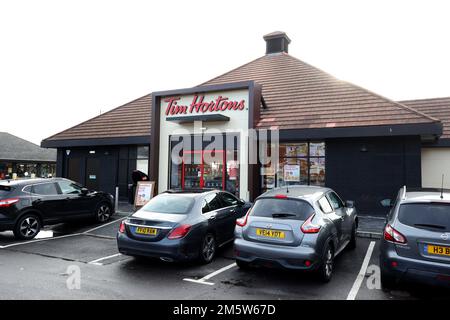 Allgemeiner Blick auf das neue Tim Hortons Take Away Food Outlet in Chichester, West Sussex, Großbritannien. Stockfoto