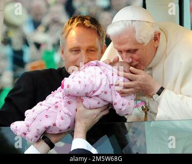 Aktenfoto vom 18.09/10, auf dem Papst Benedikt XVI. Ein Baby segnet, als er am dritten Tag seines Staatsbesuchs in Hyde Park für ein Gebet Vigil ankam. Papst Emeritus Benedikt XVI. Ist gestorben, hat der Vatikan angekündigt. Ausgabedatum: Samstag, 31. Dezember 2022. Stockfoto