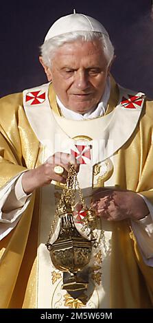 Dossierfoto vom 16.09/10 von Papst Benedict XVI während einer Messe im Bellahouston Park in Glasgow. Papst Emeritus Benedikt XVI. Ist gestorben, hat der Vatikan angekündigt. Ausgabedatum: Samstag, 31. Dezember 2022. Stockfoto