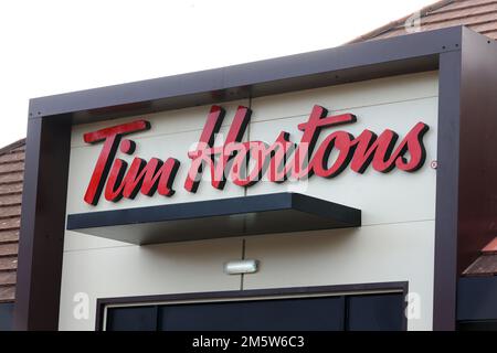 Allgemeiner Blick auf das neue Tim Hortons Take Away Food Outlet in Chichester, West Sussex, Großbritannien. Stockfoto