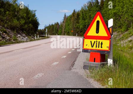 Temporäres Verkehrszeichen für Wildtiere. Stockfoto