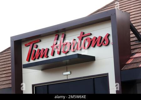 Allgemeiner Blick auf das neue Tim Hortons Take Away Food Outlet in Chichester, West Sussex, Großbritannien. Stockfoto