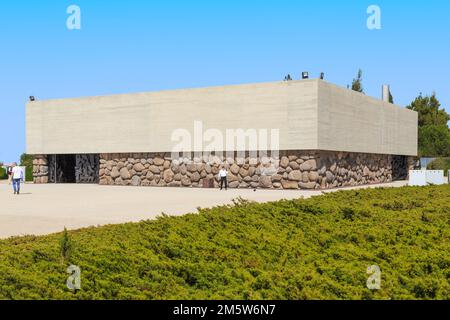 JERUSALEM, ISRAEL - 24. SEPTEMBER 2017: Dies ist das Gebäude der Gedenkhalle am Yad Vashem Memorial (Holocaust-Museum). Stockfoto