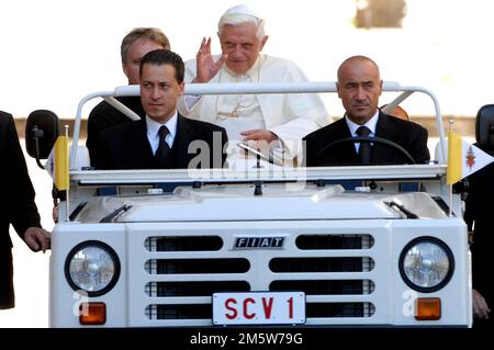 Dateifoto - Papst Benedikt XVI. Butler Paolo Gabriele (links) mit dem Papst auf dem Petersplatz im Vatikan, am 20. September 2006 während einer allgemeinen Audienz. - Der ehemalige Papst Benedikt XVI. Starb in seiner Residenz im Vatikan, im Alter von 95 Jahren, fast ein Jahrzehnt nachdem er sich wegen schlechter Gesundheit zurückgezogen hatte. Er leitete die katholische Kirche weniger als acht Jahre, bis er 2013 der erste Papst wurde, der seit Gregory XII im Jahr 1415 zurücktrat. Foto: Eric Vandeville/ABACAPRESS.COM Stockfoto