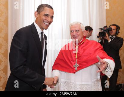 Dateifoto - Papst Benedikt XVI trifft US-Präsident Barak Obama während einer privaten Audienz im Vatikan am 23. Juni 2007. - Der ehemalige Papst Benedikt XVI. Starb in seiner Residenz im Vatikan, im Alter von 95 Jahren, fast ein Jahrzehnt nachdem er sich wegen schlechter Gesundheit zurückgezogen hatte. Er leitete die katholische Kirche weniger als acht Jahre, bis er 2013 der erste Papst wurde, der seit Gregory XII im Jahr 1415 zurücktrat. Foto: Eric Vandeville/ABACAPRESS.COM Stockfoto