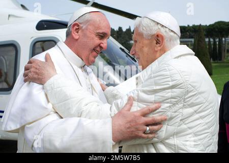 Aktenfoto - pensionierter Papst Benedikt XVI. Verteidigt öffentlich die traditionelle Herrschaft der katholischen Kirche des priesterlichen Zölibats, die bisher ausdrücklichste Bemühung des ehemaligen Pontifex, eine Entscheidung seines Nachfolgers Papst Franziskus zu beeinflussen. Wer erwägt einen Vorschlag, verheiratete Männer zum ersten Mal seit fast einem Jahrtausend zu römisch-katholischen Priestern zu ernennen? - Akten - Papst Franziskus traf Papst Benedikt XVI. Am 23. märz 2013 in den Gärten von Castel Gandolfo. Die herrlichen Gärten rund um die päpstliche Sommerresidenz in Castel Gandolfo sind jetzt für die Öffentlichkeit zugänglich. Südlich von Rom in Alban gelegen Stockfoto