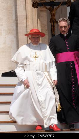 Dateifoto - Papst Benedikt XVI. Und sein Privatsekretär Georg Ganswein kommen, um am 4,2010. August ein allgemeines Publikum zu leiten, das den Altarservern am Petersplatz im Vatikan gewidmet ist. FOTO: Eric Vandeville/ABACAPRESS.COM Stockfoto