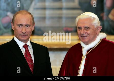 Aktenfoto - Papst Benedikt XVI. Traf am 13. März 2007 im Vatikan mit dem russischen Präsidenten Wladimir Putin zusammen. - Der ehemalige Papst Benedikt XVI. Starb in seiner Residenz im Vatikan, im Alter von 95 Jahren, fast ein Jahrzehnt nachdem er sich wegen schlechter Gesundheit zurückgezogen hatte. Er leitete die katholische Kirche weniger als acht Jahre, bis er 2013 der erste Papst wurde, der seit Gregory XII im Jahr 1415 zurücktrat. Foto: Eric Vandeville/ABACAPRESS.COM Stockfoto