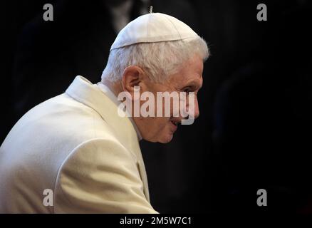 Dateifoto - Papst Emeritus Benedict XVI wurde von Papst Franziskus zu einer Konsistenzzeremonie im Vatikan, Italien, am 14. Februar 2015 eingeladen. Papst Franziskus hob 20 römisch-katholische Bischöfe und Erzbischöfe in den Rang des Kardinals auf, bei einer Konsistenzzeremonie in St. Petersdom. Fünfzehn der neuen Kardinäle sind jünger als 80 Jahre und werden als "Kardinalwähler" bezeichnet. Unter den Teilnehmern an der Zeremonie im Vatikan war der deutsche Papst Benedikt XVI. Im Ruhestand - Der ehemalige Papst Benedikt XVI. Starb in seiner Residenz im Vatikan, im Alter von 95 Jahren, fast ein Jahrzehnt nach seinem Amtsantritt Stockfoto