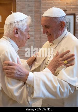 Aktenfoto - pensionierter Papst Benedikt XVI. Verteidigt öffentlich die traditionelle Herrschaft der katholischen Kirche des priesterlichen Zölibats, die bisher ausdrücklichste Bemühung des ehemaligen Pontifex, eine Entscheidung seines Nachfolgers Papst Franziskus zu beeinflussen. Wer erwägt einen Vorschlag, verheiratete Männer zum ersten Mal seit fast einem Jahrtausend zu römisch-katholischen Priestern zu ernennen? Am Ende einer Konsistenzzeremonie treffen sich Papst Franziskus und eine Gruppe Kardinäle mit Papst Emeritus Benedict XVI. In einer Kapelle im Vatikan am 19. November 2016. Papst Franziskus schuf 17 neue Kardinäle in St. Petersdom, während eines Ordinars Stockfoto