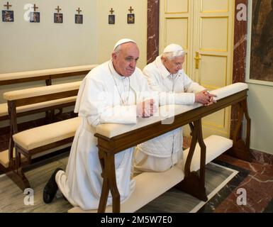 Aktenfoto - pensionierter Papst Benedikt XVI. Verteidigt öffentlich die traditionelle Herrschaft der katholischen Kirche des priesterlichen Zölibats, die bisher ausdrücklichste Bemühung des ehemaligen Pontifex, eine Entscheidung seines Nachfolgers Papst Franziskus zu beeinflussen. Wer erwägt einen Vorschlag, verheiratete Männer zum ersten Mal seit fast einem Jahrtausend zu römisch-katholischen Priestern zu ernennen? Papst Franziskus trifft seinen Vorgänger Papst Emeritus Benedict XVI. Am 23. März 2013 in Castel Gandolfo, Italien. Ein amtierender Papst und Ex-Papst standen sich zum ersten Mal seit mindestens 600 Jahren gegenüber, als Papst Franziskus zu mir in den Süden Roms reiste Stockfoto