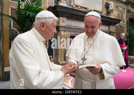 Aktenfoto - pensionierter Papst Benedikt XVI. Verteidigt öffentlich die traditionelle Herrschaft der katholischen Kirche des priesterlichen Zölibats, die bisher ausdrücklichste Bemühung des ehemaligen Pontifex, eine Entscheidung seines Nachfolgers Papst Franziskus zu beeinflussen. Wer erwägt einen Vorschlag, verheiratete Männer zum ersten Mal seit fast einem Jahrtausend zu römisch-katholischen Priestern zu ernennen? Papst Franziskus veranstaltete am 28. Juni 2016 eine Feier zum 65. Jahrestag der Priesterführung seines Vorgängers Benedikt, des Papstes Emeritus im Vatikan. Joseph Ratzinger, der den Namen Benedict XVI nahm, als er gewählt wurde Stockfoto