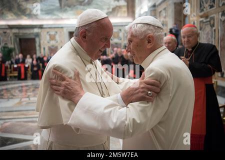 Aktenfoto - pensionierter Papst Benedikt XVI. Verteidigt öffentlich die traditionelle Herrschaft der katholischen Kirche des priesterlichen Zölibats, die bisher ausdrücklichste Bemühung des ehemaligen Pontifex, eine Entscheidung seines Nachfolgers Papst Franziskus zu beeinflussen. Wer erwägt einen Vorschlag, verheiratete Männer zum ersten Mal seit fast einem Jahrtausend zu römisch-katholischen Priestern zu ernennen? Papst Franziskus veranstaltete am 28. Juni 2016 eine Feier zum 65. Jahrestag der Priesterführung seines Vorgängers Benedikt, des Papstes Emeritus im Vatikan. Joseph Ratzinger, der den Namen Benedict XVI nahm, als er gewählt wurde Stockfoto