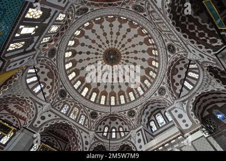 Die Yeni Valide Moschee befindet sich in Uskudar, Türkei. Sie wurde 1711 erbaut. Stockfoto