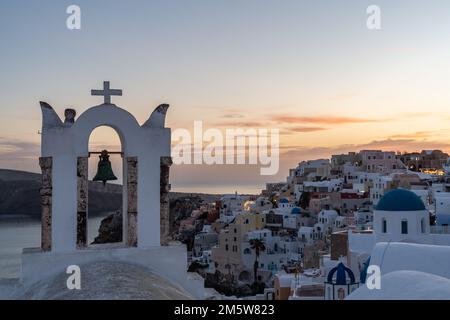 Ein wunderschöner Blick auf das Dorf Oia von einem der schönsten Aussichtspunkte, Santorin, Griechenland. Stockfoto