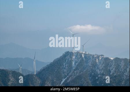 QIANDONGNAN, CHINA - 30. DEZEMBER 2022 - Luftfoto zeigt die Landschaft einer Windfarm nach dem Schnee auf dem Daguai Mountain in Congjiang County, Südwest-CH Stockfoto