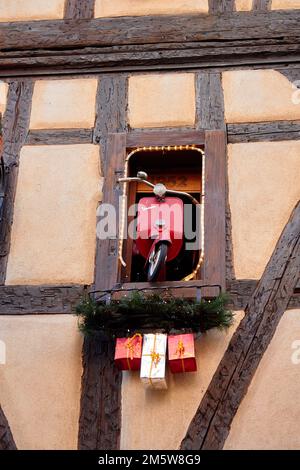 Spaziergang durch Riquewihr, Elsass, Frankreich Stockfoto