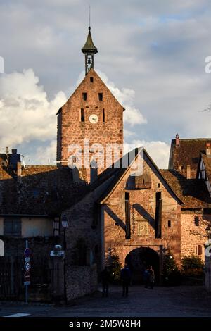 Spaziergang durch Riquewihr, Elsass, Frankreich Stockfoto