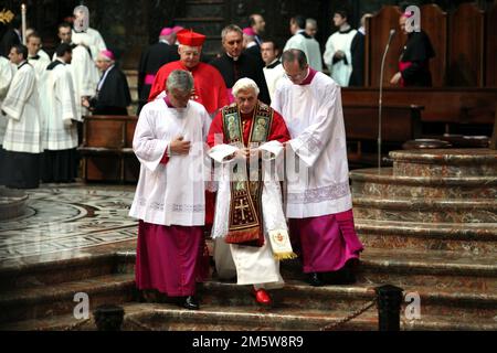 Photo Repertory, Italien. 31. Dezember 2022. WELTFAMILIENTREFFEN, FEIER DER MEDIENZEIT IM DOM, DIE VOM PAPST GEFEIERT wird (MAILAND - 2012-06-02, Marco Dona/Fotogramma). Das Foto kann für den Kontext verwendet werden, in dem es aufgenommen wurde, Und ohne diffamierende Absicht des Anstands der Personen repräsentierte redaktionelle Verwendung nur Kredit: Unabhängige Fotoagentur/Alamy Live News Stockfoto