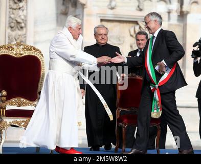 Photo Repertory, Italien. 31. Dezember 2022. BESUCH DES HEILIGEN VATERS AUF DER PIAZZA DEL DUOMO MIT DEM BÜRGERMEISTER GIULIANO PISAPIA (MAILAND - 2012-06-01, Marco Dona/Fotogramma) das Foto kann im Kontext, in dem es aufgenommen wurde, und ohne diffamierende Absicht der Dekoration der repräsentierten Personen nur redaktionelle Verwendung Kredit: Unabhängige Fotoagentur/Alamy Live News Stockfoto