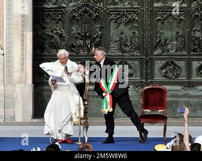 Photo Repertory, Italien. 31. Dezember 2022. BESUCH DES PAPSTES IN MAILAND AUF DER PIAZZA DUOMO, pisapia steht auf, um das Cape des Papstes zu organisieren (MAILAND - 2012-06-01, Silvano Del Puppo/Fotogramma). Das Foto kann in Bezug auf den Kontext verwendet werden, in dem es aufgenommen wurde, Und ohne diffamierende Absicht des Anstands der Personen repräsentierte redaktionelle Verwendung nur Kredit: Unabhängige Fotoagentur/Alamy Live News Stockfoto