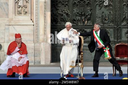 Photo Repertory, Italien. 31. Dezember 2022. BESUCH DES PAPSTES IN MAILAND AUF DER PIAZZA DUOMO, pisapia steht auf, um das Cape des Papstes zu organisieren (MAILAND - 2012-06-01, Silvano Del Puppo/Fotogramma). Das Foto kann in Bezug auf den Kontext verwendet werden, in dem es aufgenommen wurde, Und ohne diffamierende Absicht des Anstands der Personen repräsentierte redaktionelle Verwendung nur Kredit: Unabhängige Fotoagentur/Alamy Live News Stockfoto