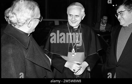 Photo Repertory, Italien. 31. Dezember 2022. **SONDERGEBÜHR** **SONDERGEBÜHR** KARDINAL JOSEPH RATZINGER VISITS PAULINE EDITIONS, FUTURE PAPST BENEDICT XVI (MAILAND - 1987-01-24, FOTO) ps das Foto kann in Bezug auf den Kontext verwendet werden, in dem es " aufgenommen wurde, Und ohne diffamierende Absicht des Anstands der Personen repräsentierte redaktionelle Verwendung nur Kredit: Unabhängige Fotoagentur/Alamy Live News Stockfoto