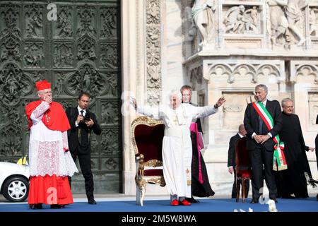 Photo Repertory, Italien. 31. Dezember 2022. BESUCH DES HEILIGEN VATERS AUF DER PIAZZA DEL DUOMO, AUF DEM FOTO MIT GIULIANO PISAPIA UND ANGELO SCOLA (MAILAND - 2012-06-01, Marco Dona/Fotogramma) kann das Foto in Bezug auf den Kontext verwendet werden, in dem es aufgenommen wurde, Und ohne diffamierende Absicht des Anstands der Personen repräsentierte redaktionelle Verwendung nur Kredit: Unabhängige Fotoagentur/Alamy Live News Stockfoto