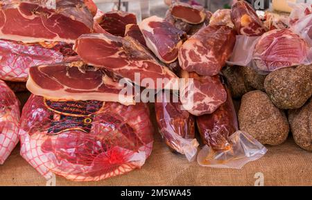 Marktstand mit verschiedenen Schinken, Mallorca, Balearen, Spanien Stockfoto