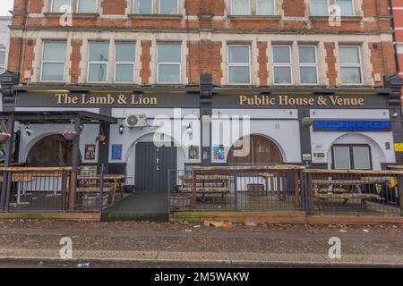 Westcliff on Sea, Großbritannien. 31. Dezember 2022. Das Lamm und der Löwe bleiben bis zur Beerdigung eines tödlich angegriffenen Kunden im Pub geschlossen. David Peck starb, als er am 23. Dezember 2022 angegriffen wurde. Alfred Turner, 44, wurde angeklagt wegen Mordes, Besitz einer Angriffswaffe an einem öffentlichen Ort und Besitz eines Artikels mit Blase an einem öffentlichen Ort. Er wurde in Haft genommen, nachdem er vor Gericht am Chelmsford Crown Court aufgetaucht war. Penelope Barritt/Alamy Live News Stockfoto