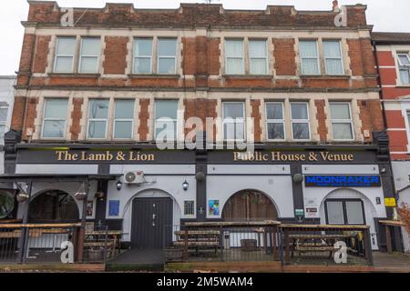 Westcliff on Sea, Großbritannien. 31. Dezember 2022. Das Lamm und der Löwe bleiben bis zur Beerdigung eines tödlich angegriffenen Kunden im Pub geschlossen. David Peck starb, als er am 23. Dezember 2022 angegriffen wurde. Alfred Turner, 44, wurde angeklagt wegen Mordes, Besitz einer Angriffswaffe an einem öffentlichen Ort und Besitz eines Artikels mit Blase an einem öffentlichen Ort. Er wurde in Haft genommen, nachdem er vor Gericht am Chelmsford Crown Court aufgetaucht war. Penelope Barritt/Alamy Live News Stockfoto