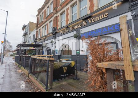 Westcliff on Sea, Großbritannien. 31. Dezember 2022. Das Lamm und der Löwe bleiben bis zur Beerdigung eines tödlich angegriffenen Kunden im Pub geschlossen. David Peck starb, als er am 23. Dezember 2022 angegriffen wurde. Alfred Turner, 44, wurde angeklagt wegen Mordes, Besitz einer Angriffswaffe an einem öffentlichen Ort und Besitz eines Artikels mit Blase an einem öffentlichen Ort. Er wurde in Haft genommen, nachdem er vor Gericht am Chelmsford Crown Court aufgetaucht war. Penelope Barritt/Alamy Live News Stockfoto