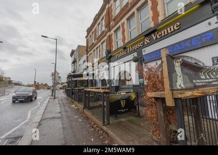 Westcliff on Sea, Großbritannien. 31. Dezember 2022. Das Lamm und der Löwe bleiben bis zur Beerdigung eines tödlich angegriffenen Kunden im Pub geschlossen. David Peck starb, als er am 23. Dezember 2022 angegriffen wurde. Alfred Turner, 44, wurde angeklagt wegen Mordes, Besitz einer Angriffswaffe an einem öffentlichen Ort und Besitz eines Artikels mit Blase an einem öffentlichen Ort. Er wurde in Haft genommen, nachdem er vor Gericht am Chelmsford Crown Court aufgetaucht war. Penelope Barritt/Alamy Live News Stockfoto