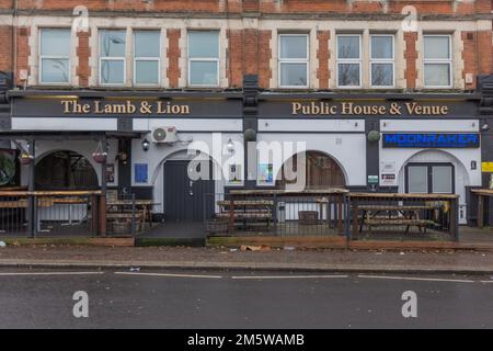 Westcliff on Sea, Großbritannien. 31. Dezember 2022. Das Lamm und der Löwe bleiben bis zur Beerdigung eines tödlich angegriffenen Kunden im Pub geschlossen. David Peck starb, als er am 23. Dezember 2022 angegriffen wurde. Alfred Turner, 44, wurde angeklagt wegen Mordes, Besitz einer Angriffswaffe an einem öffentlichen Ort und Besitz eines Artikels mit Blase an einem öffentlichen Ort. Er wurde in Haft genommen, nachdem er vor Gericht am Chelmsford Crown Court aufgetaucht war. Penelope Barritt/Alamy Live News Stockfoto