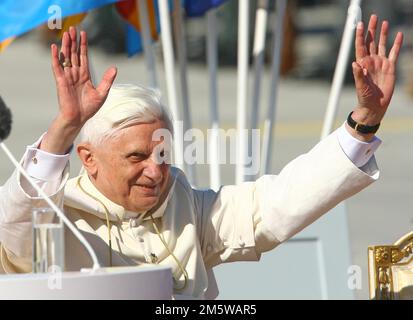 ARCHIVFOTO 31. DEZEMBER 2022 ZUM TOT VON PAPST BENEDIKT XVI. PAPST BENEDIKT XVI Bei der heiligen Messe am 10.09.2006 in München , Bayern , Messe Gelände München Fotograf: Peter Schatz Stockfoto