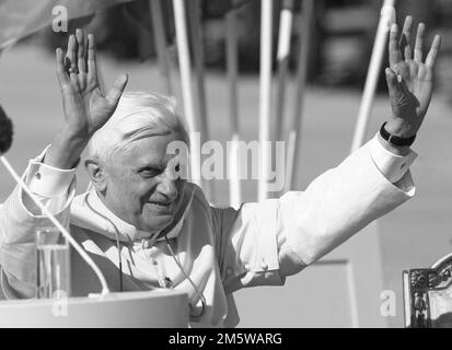 ARCHIVFOTO 31. DEZEMBER 2022 ZUM TOT VON PAPST BENEDIKT XVI. PAPST BENEDIKT XVI Bei der heiligen Messe am 10.09.2006 in München , Bayern , Messe Gelände München Fotograf: Peter Schatz Stockfoto