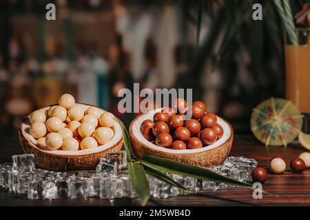 Rum-Bälle, Kokosnuss, Schokolade, Kokosnuss, auf Eis Stockfoto