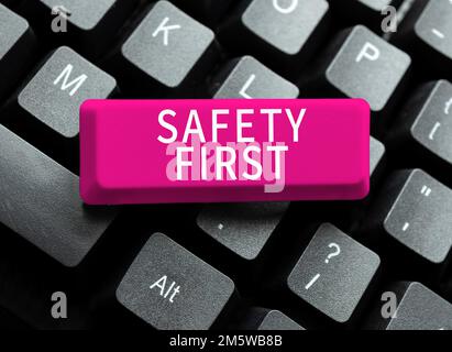 Schild mit der Aufschrift Safety First. Geschäftsübersicht Vermeiden Sie unnötige Risiken Leben Sie sicher vorsichtig Achten Sie auf die Zukunft Stockfoto