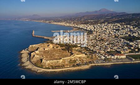 Venezianische Seefestung, Fortezza, Drohnenschuss, Festung, Hafenmauer, Leuchtturm, Stadtpanorama, Ida-Massiv, Psiloritis, wolkenloser blauer Himmel Stockfoto