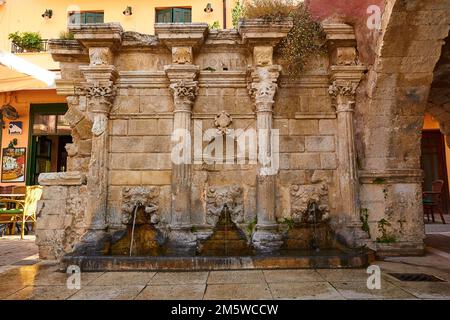 Venezianische Altstadt, Springbrunnen des Löwenkopfs, Löwenköpfe, Morgenlicht, Rethimnon, Kreta, Kreta, Griechenland Stockfoto