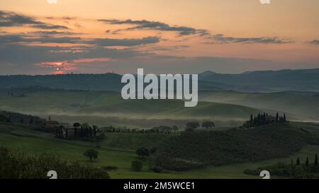 Landgut Podere Belvedere at Sunrise, Val dOrcia, San Quirico dOrcia, Provinz Siena, Toskana, Italien Stockfoto