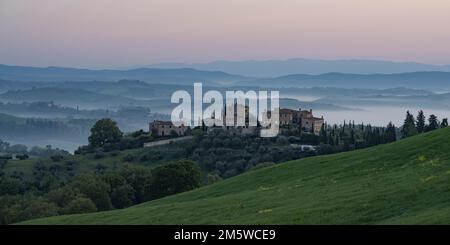 Hügelige Landschaft mit Landsitz, Sonnenaufgang, Kreta Senesi, Provinz Siena, Toskana, Italien Stockfoto