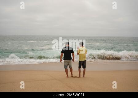 Zwei Leute, die Spaß am Strand haben Stockfoto