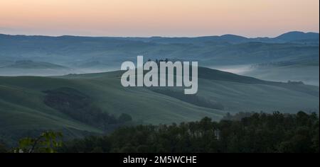 Hügelige Landschaft mit Landsitz, Sonnenaufgang, Kreta Senesi, Provinz Siena, Toskana, Italien Stockfoto