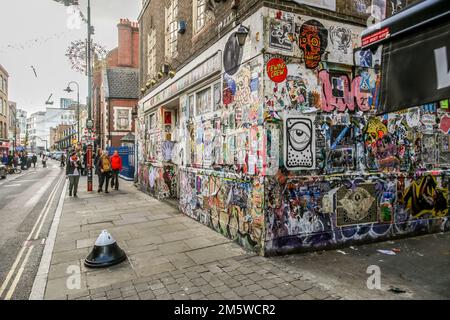 Farbenfrohe Sammlung von Straßenkunst am stillgelegten Seven Stars Public House in Brick Lane in Londons Shoreditch, 2022. Stockfoto