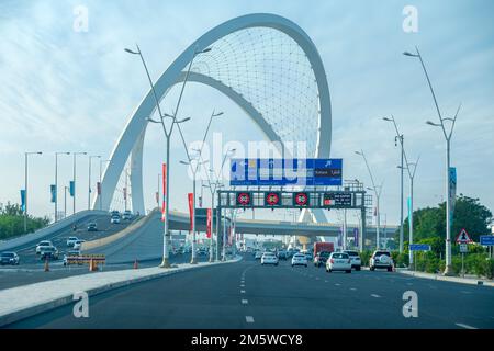 Al Wahda Brücke das höchste Denkmal der Stadt. Bekannt als 56 Brücke des Arch Stockfoto