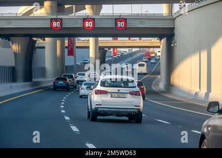 Shamal Road Unterführung und Blick auf die Brücke. Doha Road und Verkehr Stockfoto