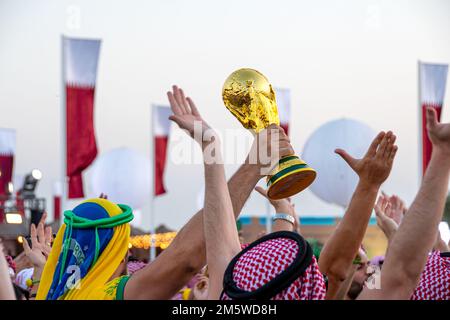 Brasilianischer Fan feiert den Sieg in Darb Al Saai. FIFA Weltmeisterschaft Katar 2022 Stockfoto